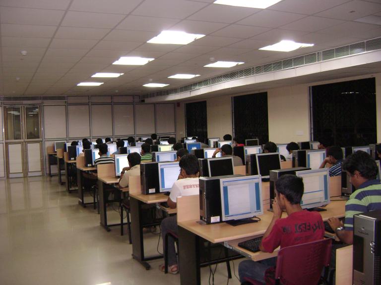 A room with individual students behind desktop computers.